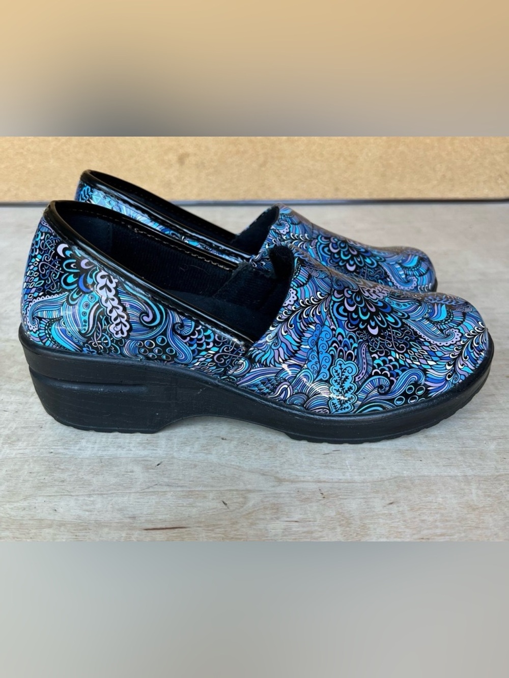 Easy Works by Easy Street Women's Laurie Clogs Blue Purple Floral Patent